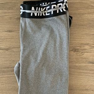 Nike Pro Woman’s grey/black leggings / Small